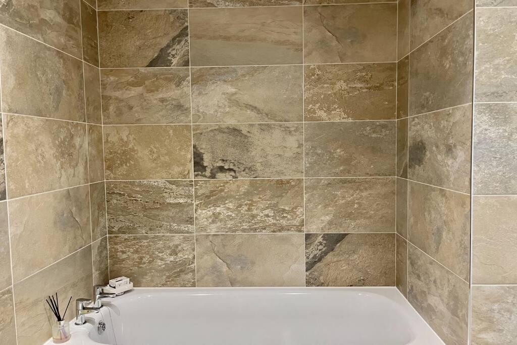 Lavender Apartment - Spacious Apartment Close To The Beach Deal Dış mekan fotoğraf