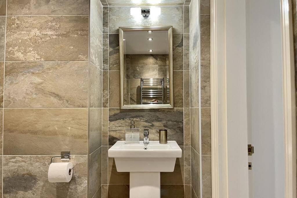 Lavender Apartment - Spacious Apartment Close To The Beach Deal Dış mekan fotoğraf